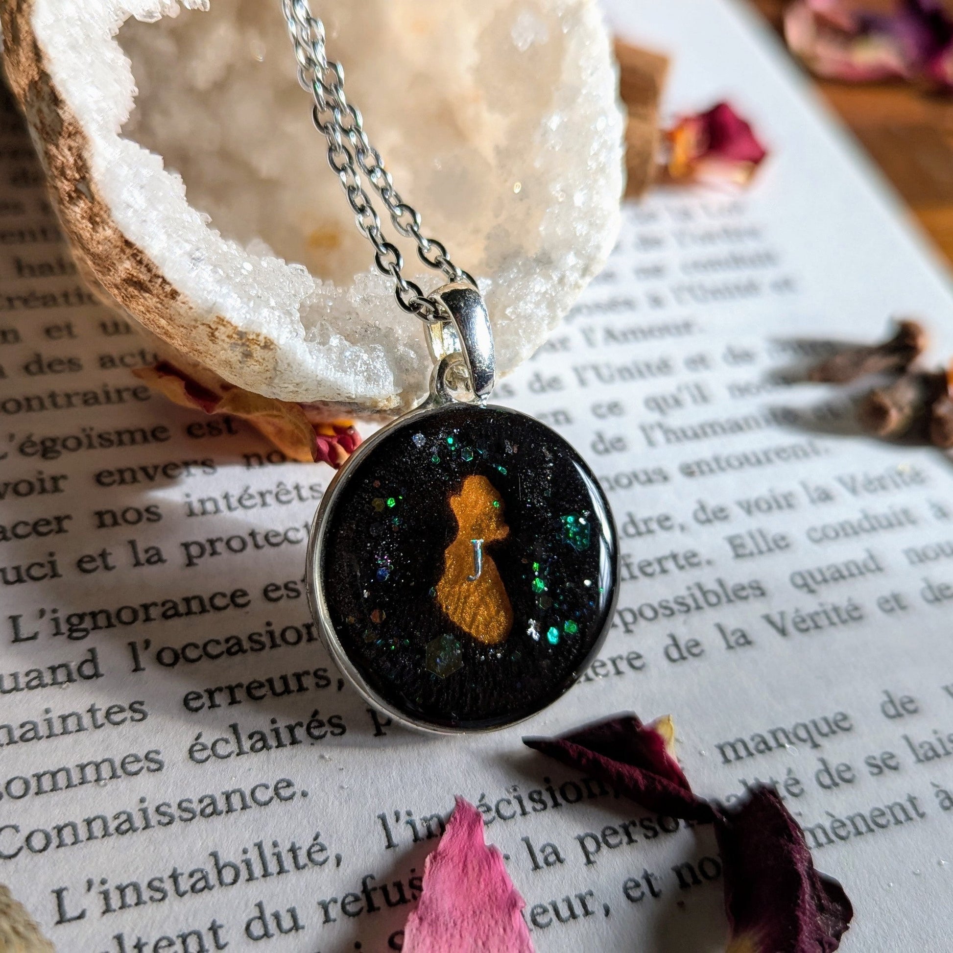 pendentif étain argent noir et orange avec paillettes et poils de chien