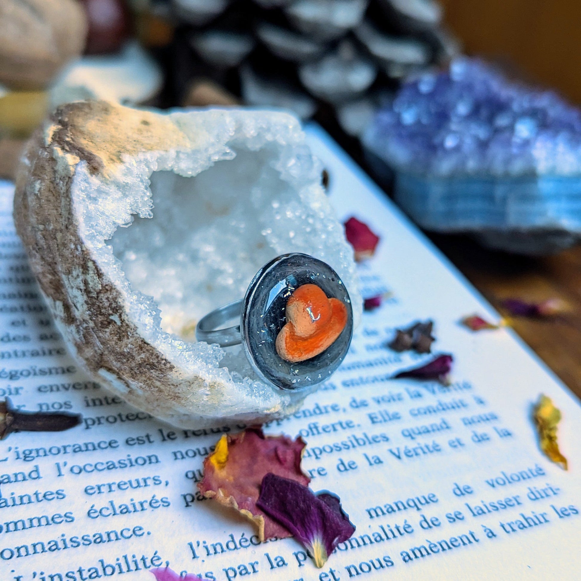 bague ronde argent et noir chapeau orange 