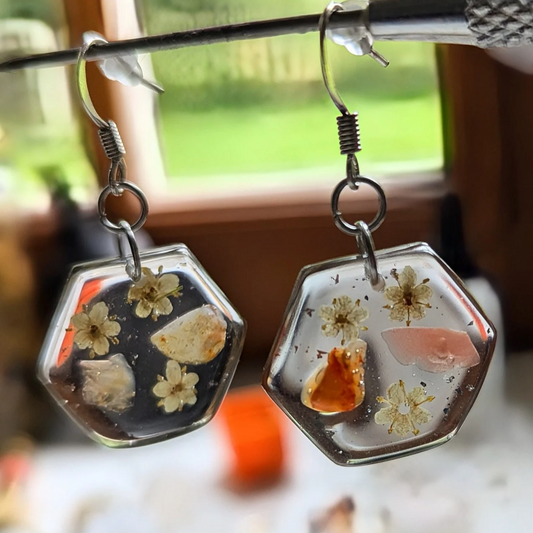 boucles d'oreilles argentées fleurs de sureau et pierre cornaline