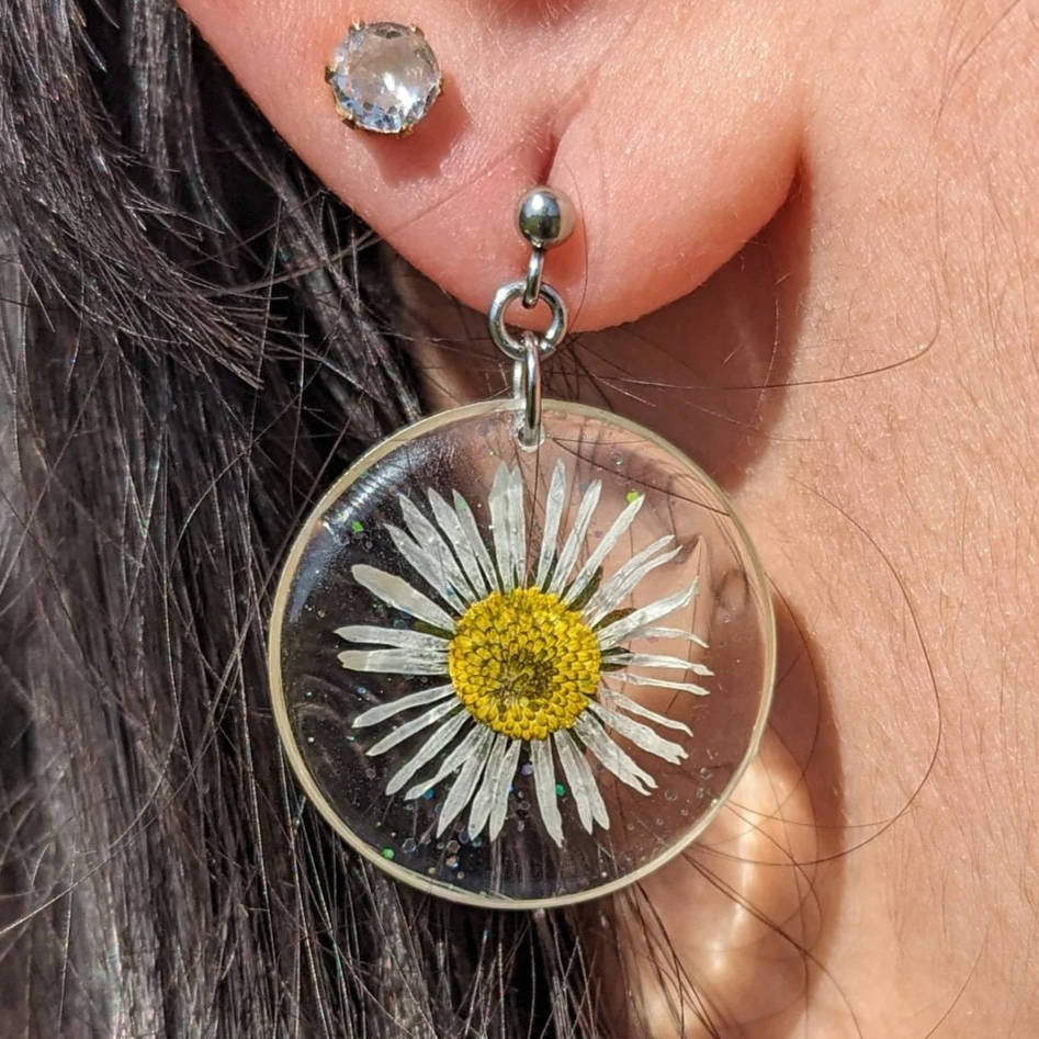 boucles d'oreilles argentées rondes avec pâquerette