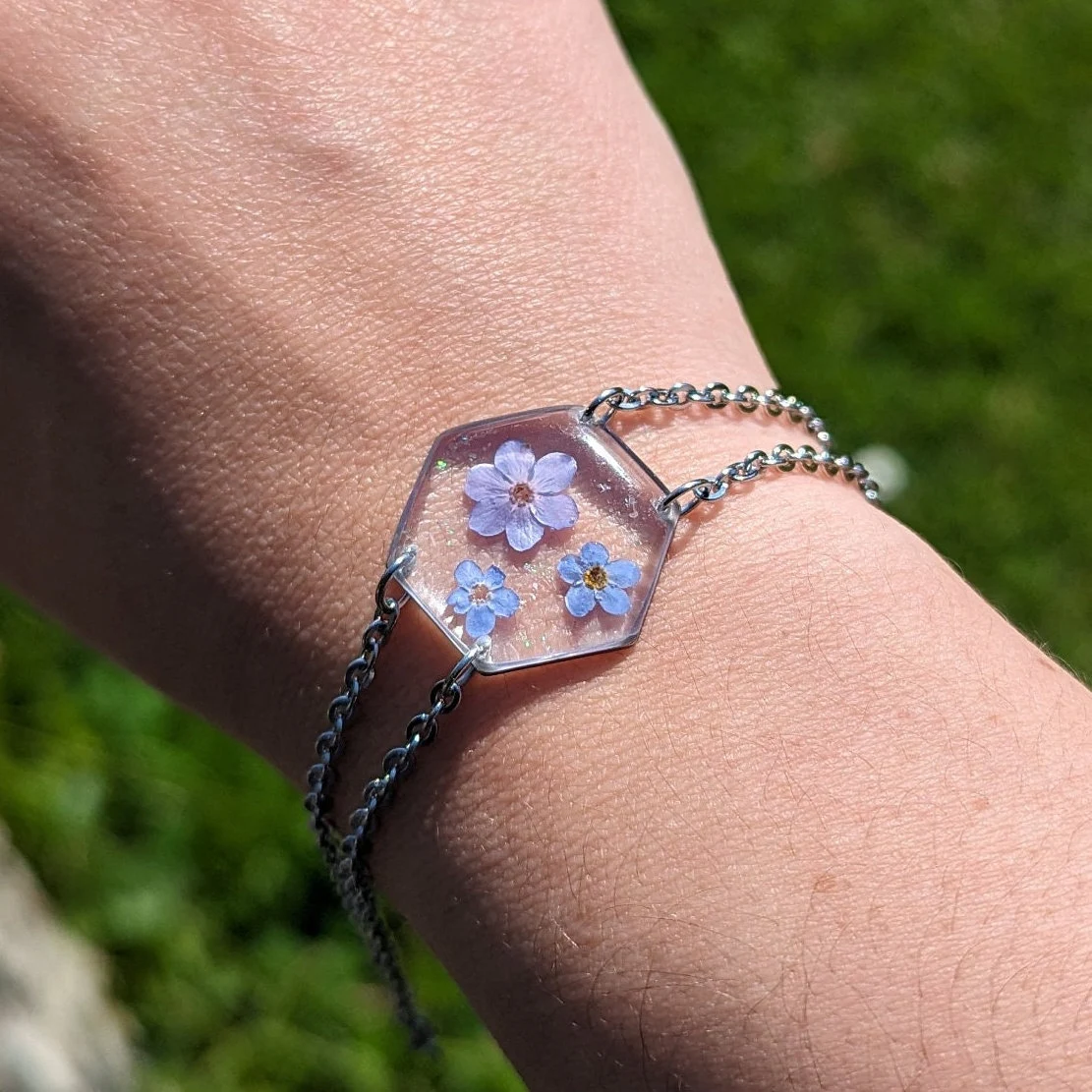 bracelet argenté hexagone avec 3 fleurs myosotis bleu violet