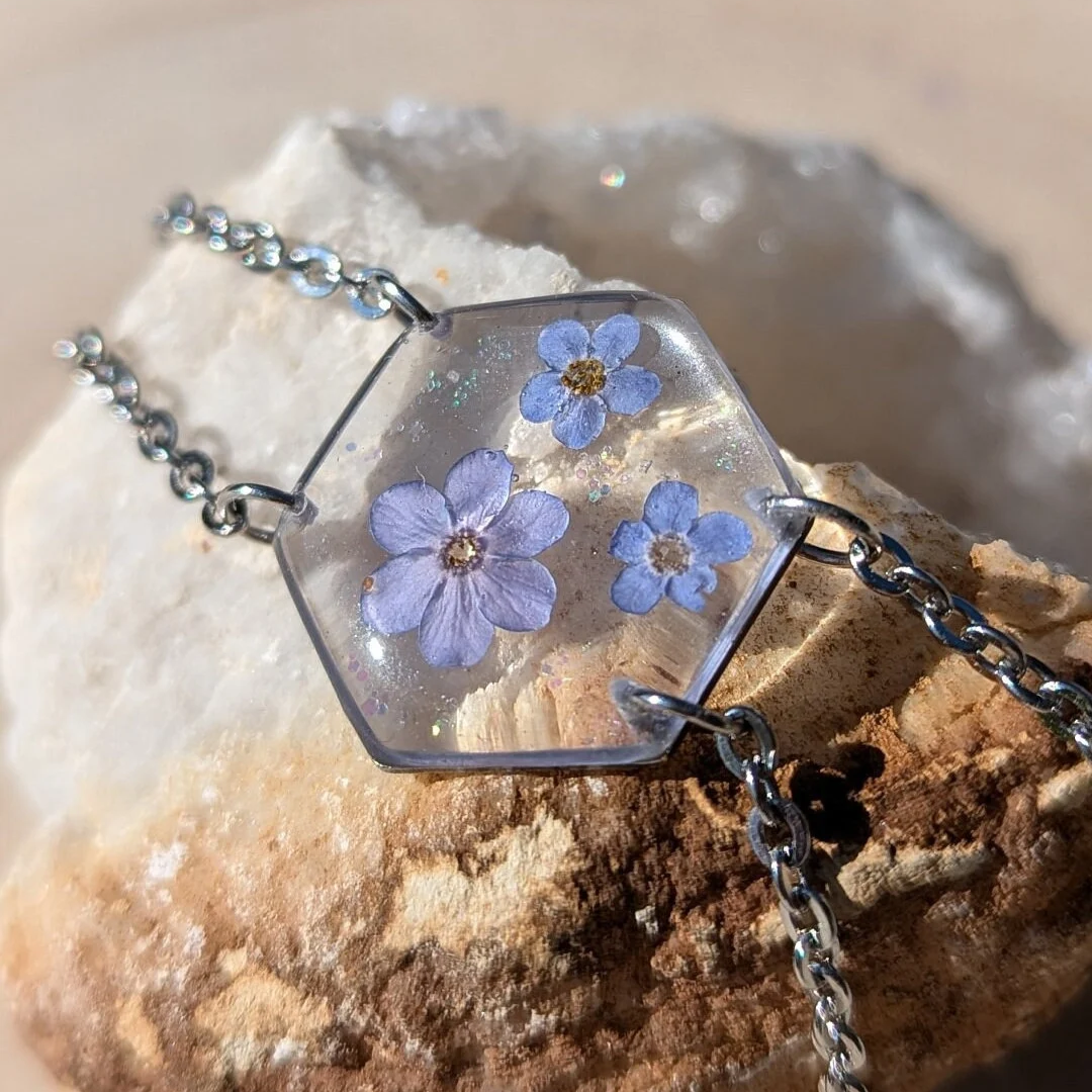 bracelet argenté hexagone avec 3 fleurs myosotis bleu violet