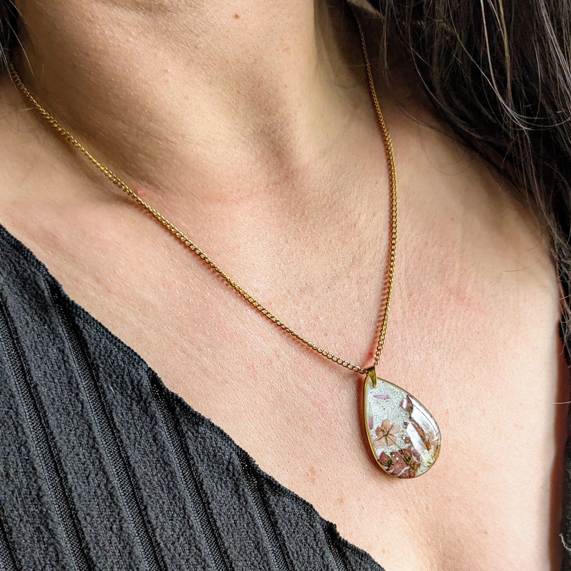collier goutte doré avec fleurs séchées sauvages roses
