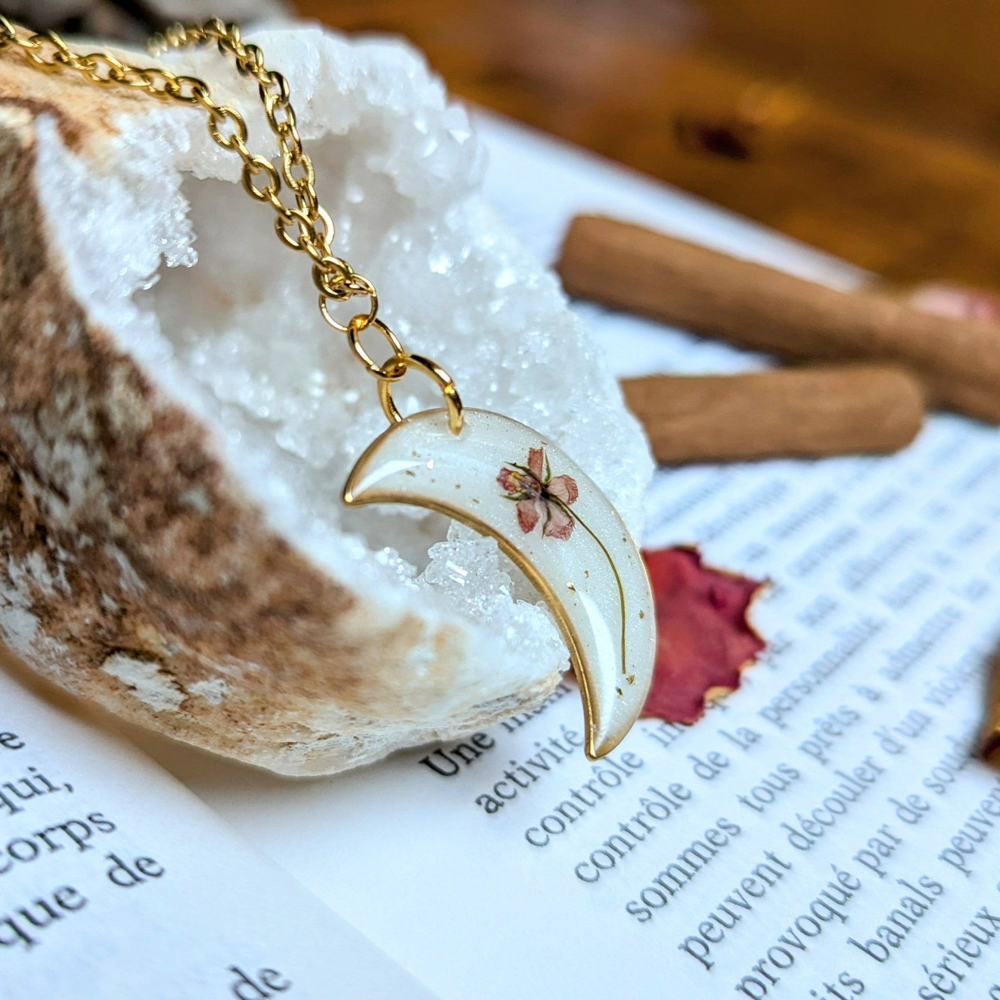 pendentif lune et fleur séchée rose