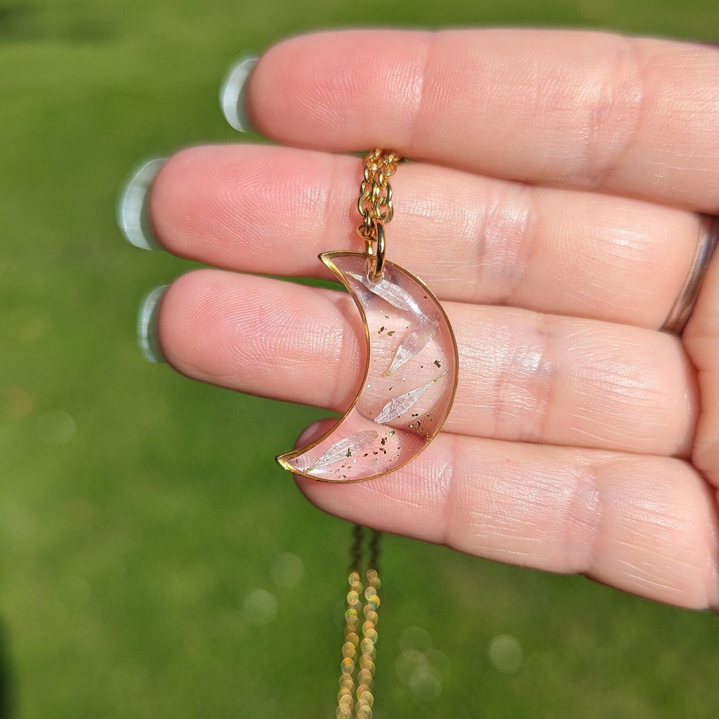 Collier lune dorée avec pétales de pâquerette