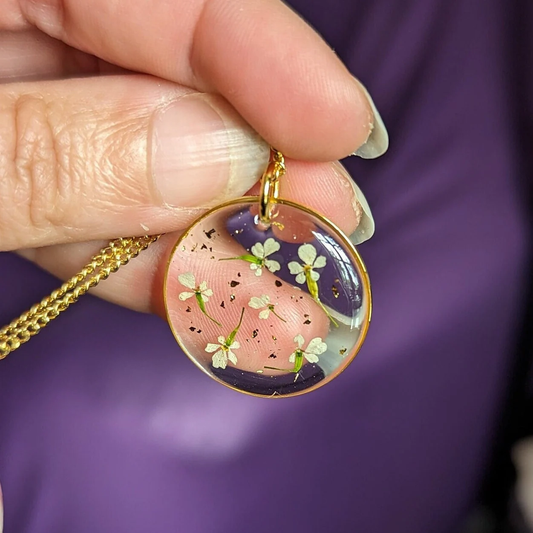 pendentif doré fleurs séchées cerfeuil dans une résine transparente