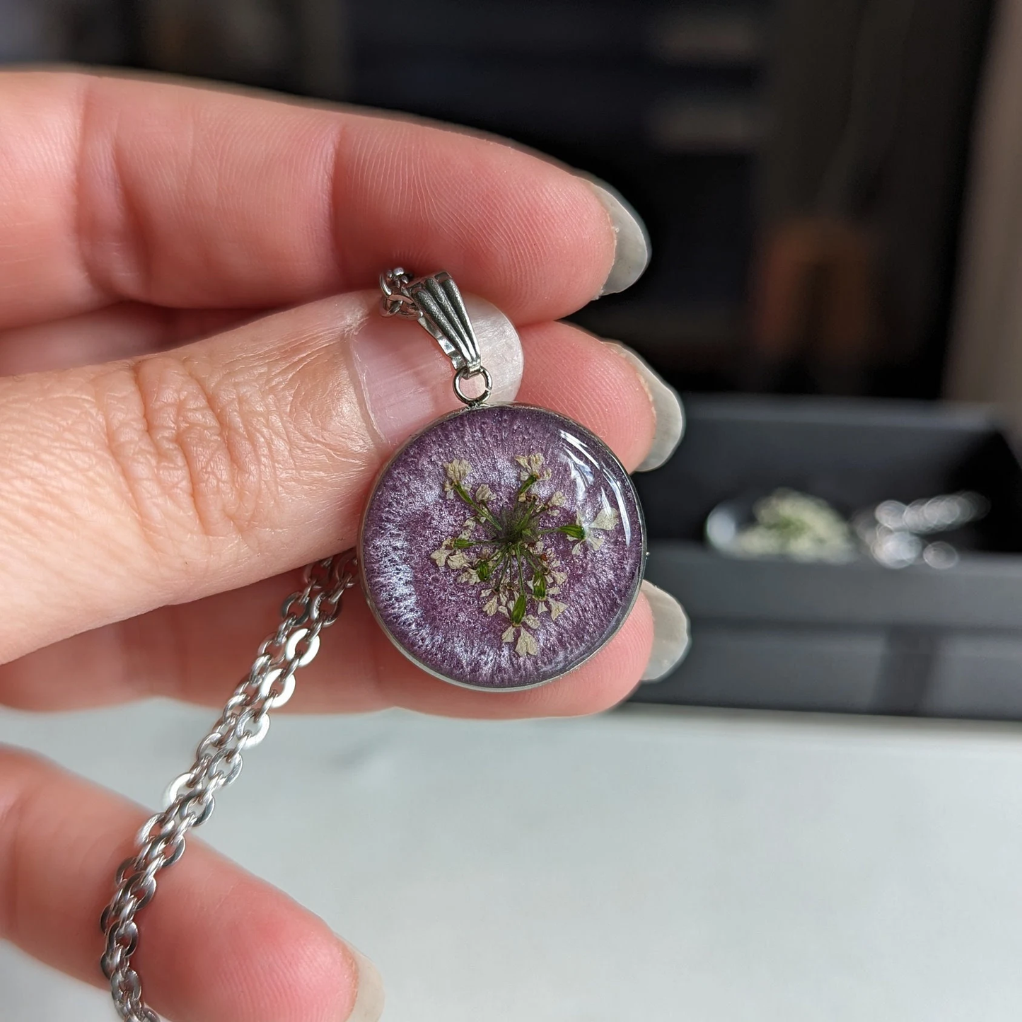 médaillon violet avec fleurs séchées blanches