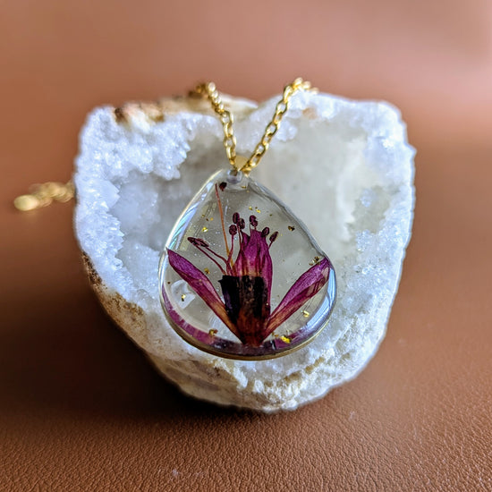 collier fleur fushia fond transparent goutte dorée