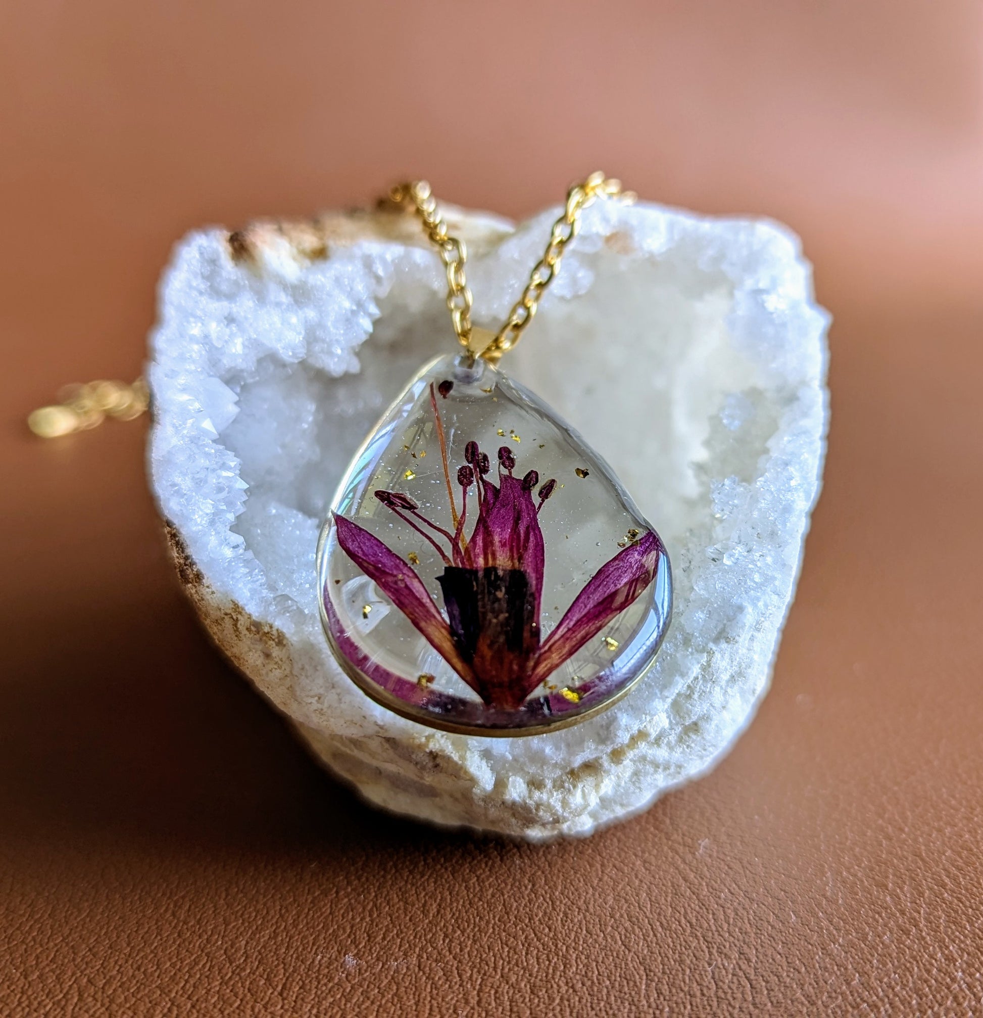 collier fleur fushia fond transparent goutte dorée